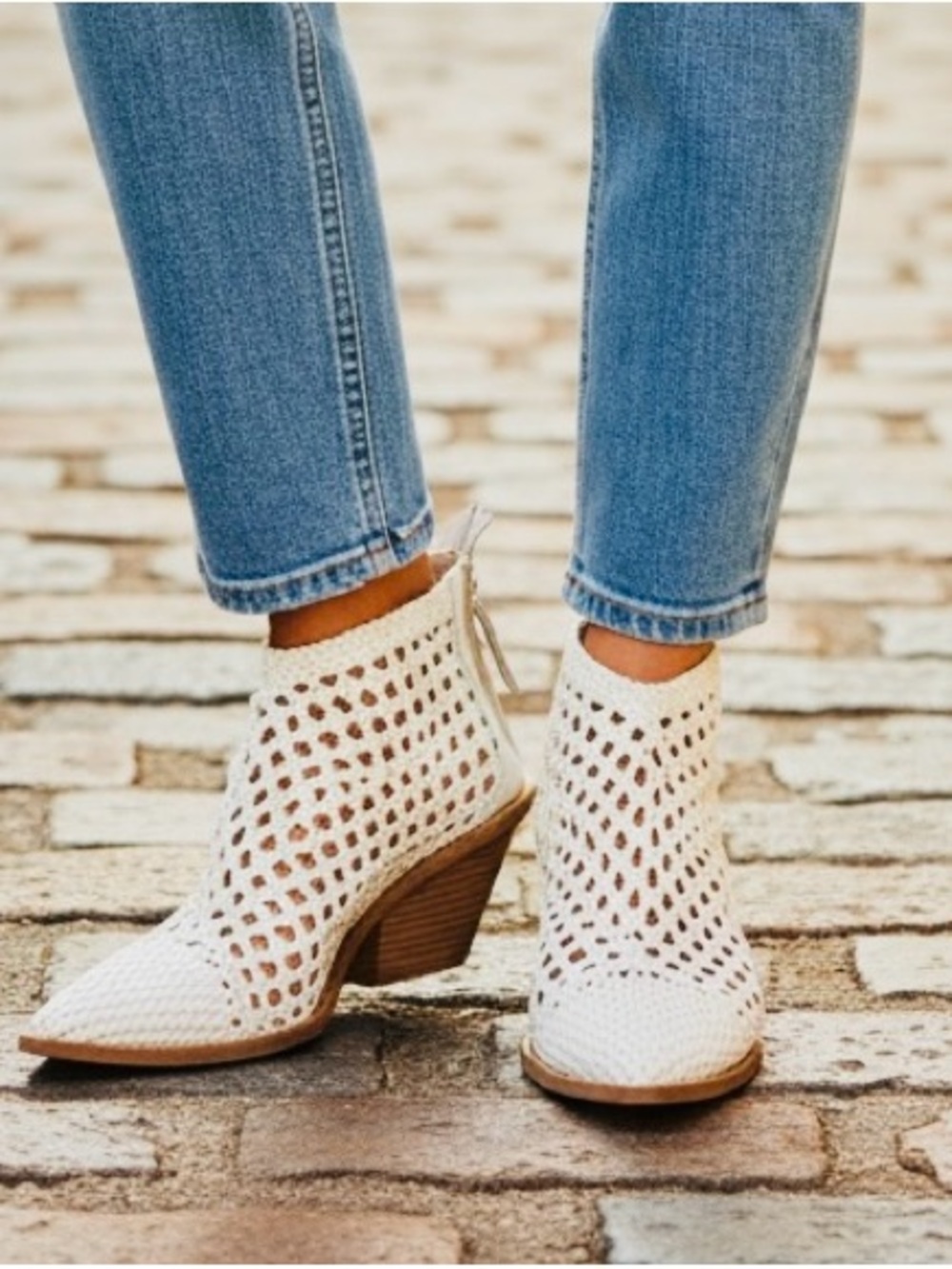 Agl Chelsea Women’s Off-White Woven Pointed Toe Ankle Boots Size 38.5 ( US8.5)
